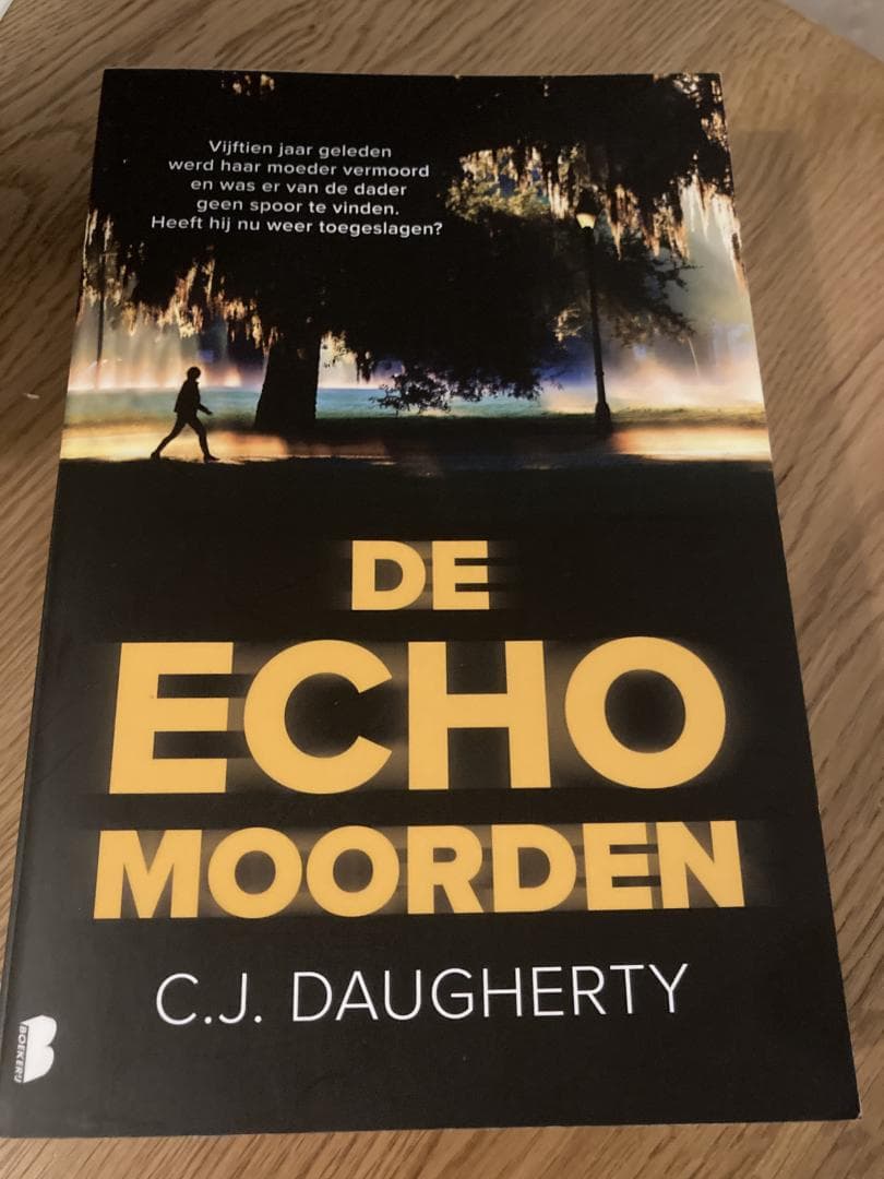 De echomoorden / Vijftien jaar geleden werd haar moeder vermoord en was er van de dader geen spoor te vinden. Heeft hij nu weer toegeslagen?